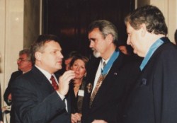Pałac Prezydencki 17.11 1998 roku. Odznaczeni Krzyżami Komandorskimi: Percy Barnevik i Stefan Lewandowski 